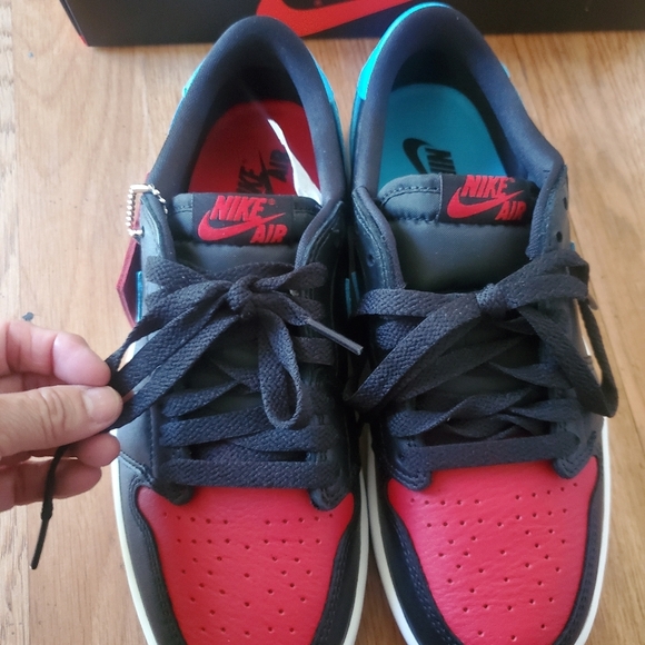 Womans Air Jordan 1 Retro Low OG NWB, Size 7 - Picture 6 of 8